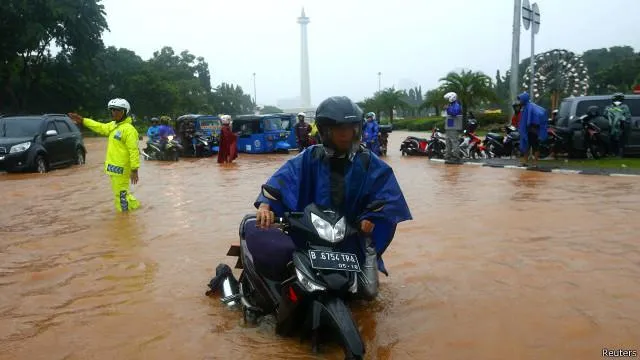 Kumpulan Meme #JakartaBanjir yang Membuktikan Bahwa Bencana Terasa Ringan Jika Ditanggapi Positif 19