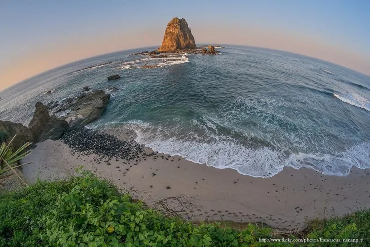 Daftar Pantai di Jawa Timur, Nggak Kalah Indah dengan Pantai di Wilayah Lain 14