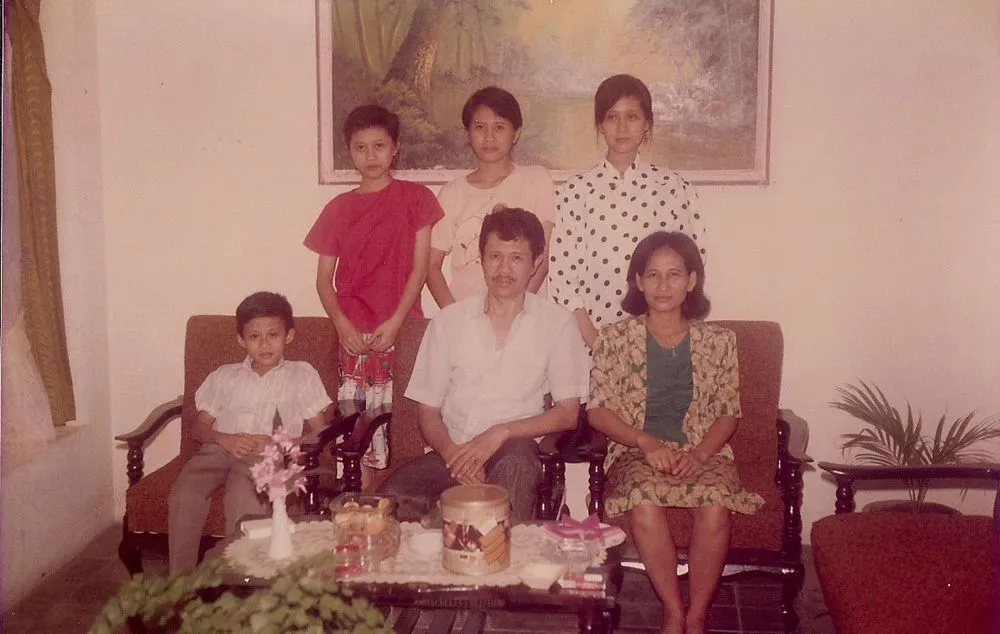 Kepada Papa dan Mama Tercinta, dari Anakmu yang Selalu Terpaku pada Dunia