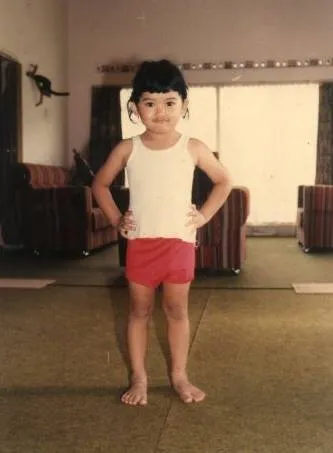 Jika Pernah Pose-Pose Seperti Ini di Depan Kamera, Masa Kecilmu Memang Bahagia! 13
