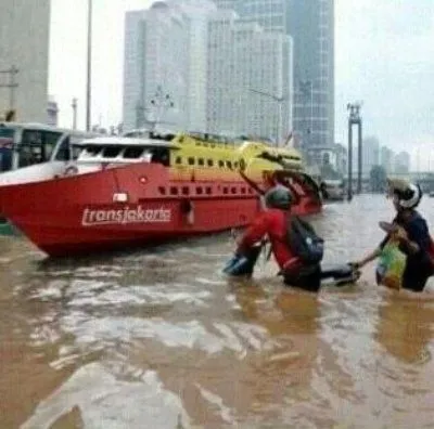 Kumpulan Meme #JakartaBanjir yang Membuktikan Bahwa Bencana Terasa Ringan Jika Ditanggapi Positif 31