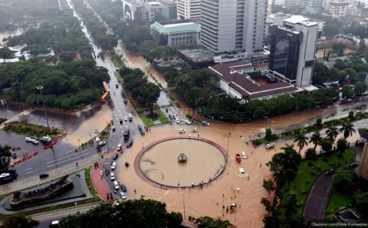 Kumpulan Meme #JakartaBanjir yang Membuktikan Bahwa Bencana Terasa Ringan Jika Ditanggapi Positif 18
