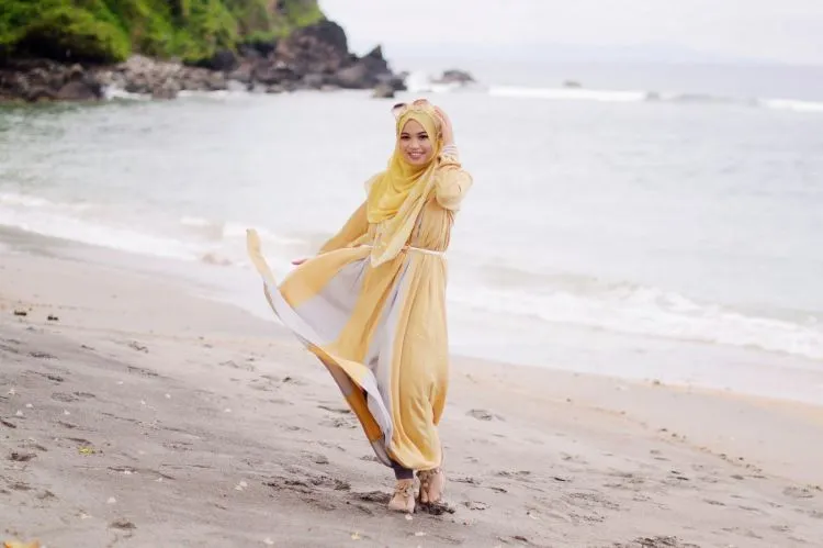 9 Hijab Blogger yang Layak Kamu Follow, Agar Tampilan Hijabmu Sehari-hari Bisa Penuh Inspirasi 27