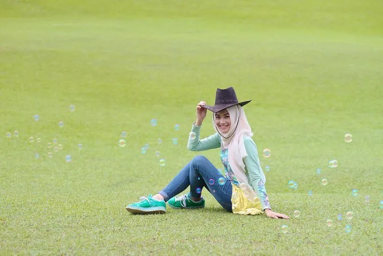9 Hijab Blogger yang Layak Kamu Follow, Agar Tampilan Hijabmu Sehari-hari Bisa Penuh Inspirasi 21