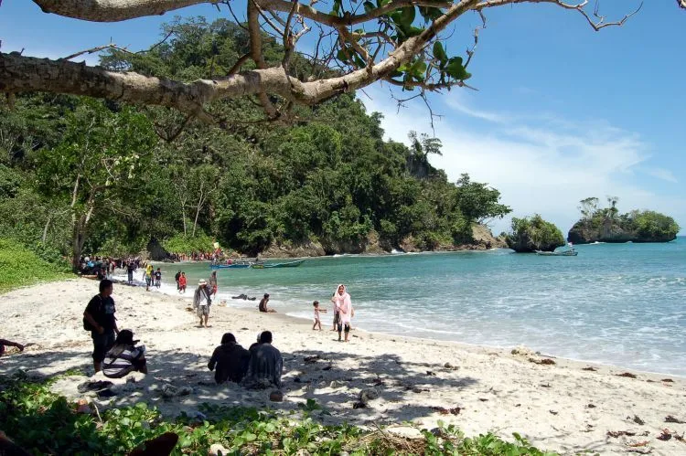 10 Pantai di Jawa Tengah yang Keren & Wajib Dikunjungi 14