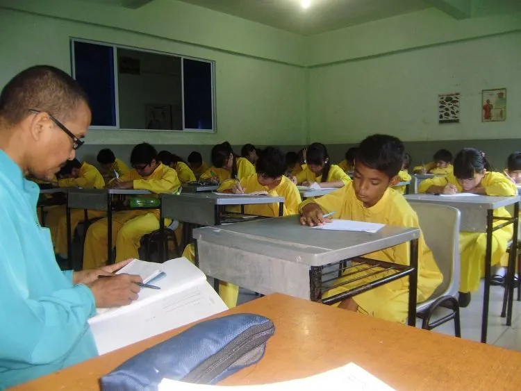Di Balik Tugas Mulia Sebagai Ujung Tombak Pendidikan, Inilah Suka Duka yang Dirasakan Guru Muda Usia 20-an 29