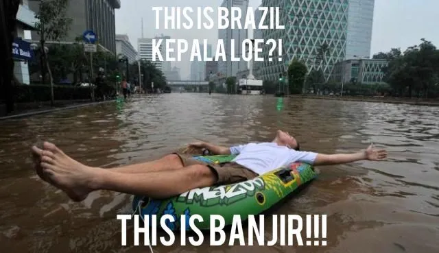 Kumpulan Meme #JakartaBanjir yang Membuktikan Bahwa Bencana Terasa Ringan Jika Ditanggapi Positif 26