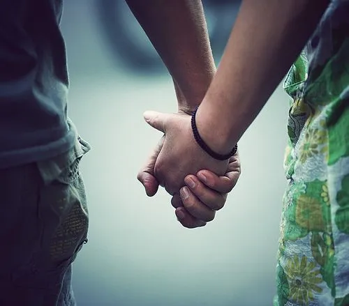 Walau Terlihat Biasa Saja, 7 Hal Kecil yang Cewek Lakukan Ini Bisa Membuat Hati Cowok Mati Rasa 12