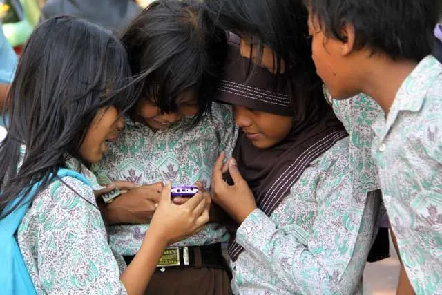 Barisan Kenangan yang Membuatmu Teringat Masa-Masa Bahagia Bersama HP Jadulmu 28