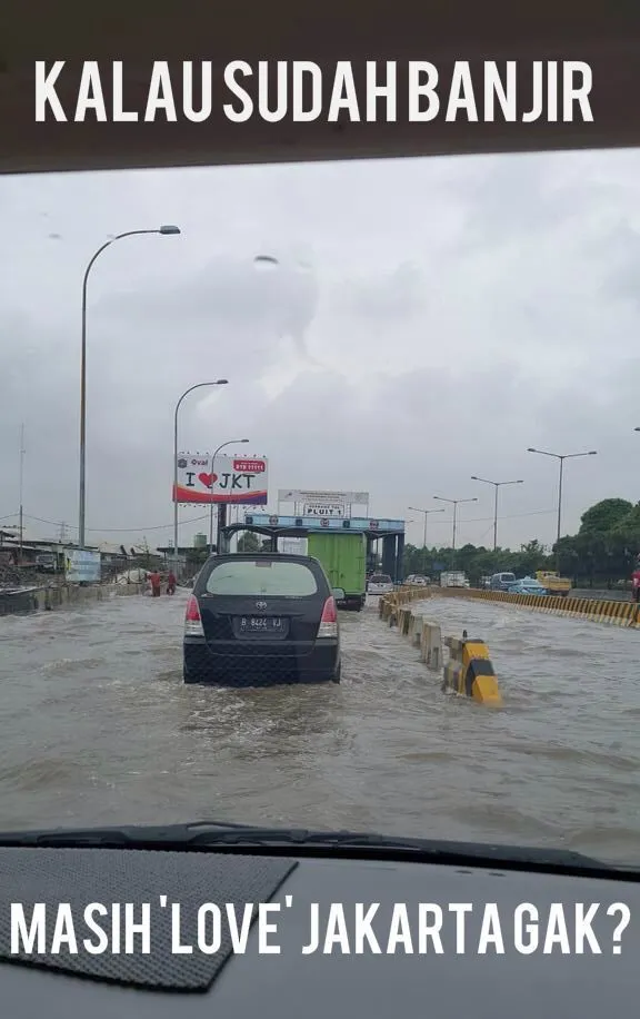 Kumpulan Meme #JakartaBanjir yang Membuktikan Bahwa Bencana Terasa Ringan Jika Ditanggapi Positif 33