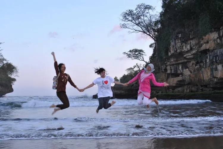 Daftar Pantai di Jawa Timur, Nggak Kalah Indah dengan Pantai di Wilayah Lain 24