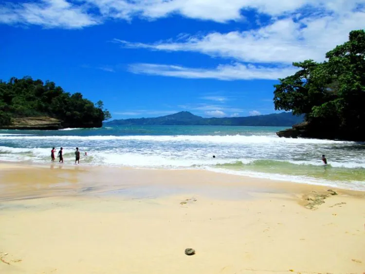 Daftar Pantai di Jawa Timur, Nggak Kalah Indah dengan Pantai di Wilayah Lain 17