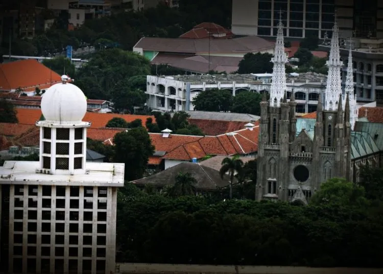 6 Destinasi Wisata yang Membuktikan Bahwa Toleransi Beragama Masih Ada di Indonesia 7
