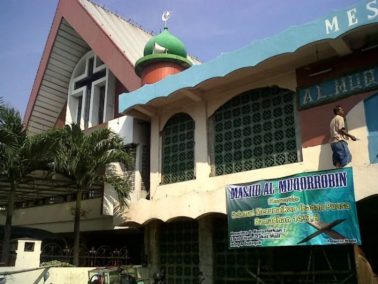 6 Destinasi Wisata yang Membuktikan Bahwa Toleransi Beragama Masih Ada di Indonesia 8