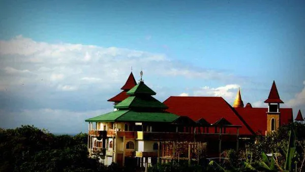 6 Destinasi Wisata yang Membuktikan Bahwa Toleransi Beragama Masih Ada di Indonesia 10