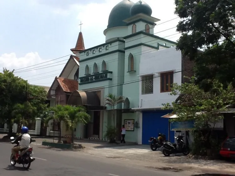6 Destinasi Wisata yang Membuktikan Bahwa Toleransi Beragama Masih Ada di Indonesia 11