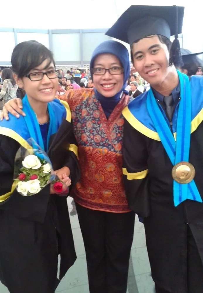 9 Pose dan Tema yang Bisa Membuat Foto Wisudamu Beda dari Biasa 15