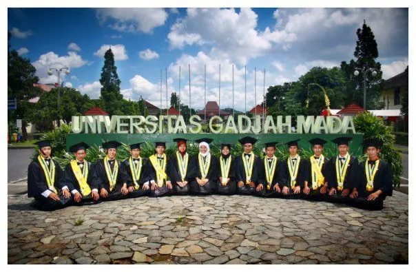 9 Pose dan Tema yang Bisa Membuat Foto Wisudamu Beda dari Biasa 10