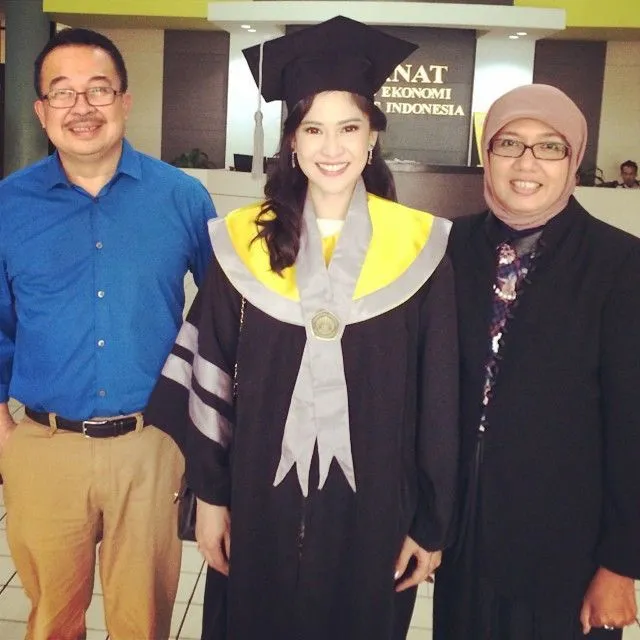 9 Pose dan Tema yang Bisa Membuat Foto Wisudamu Beda dari Biasa 12
