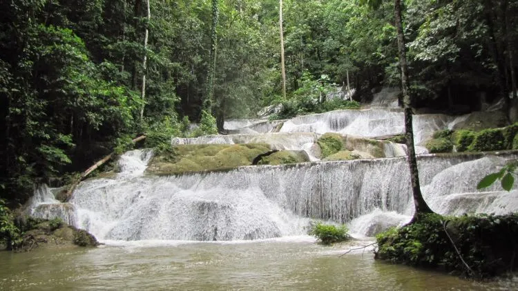 15 Destinasi Air Terjun yang Harus Kamu Kunjungi di Seluruh Indonesia 19