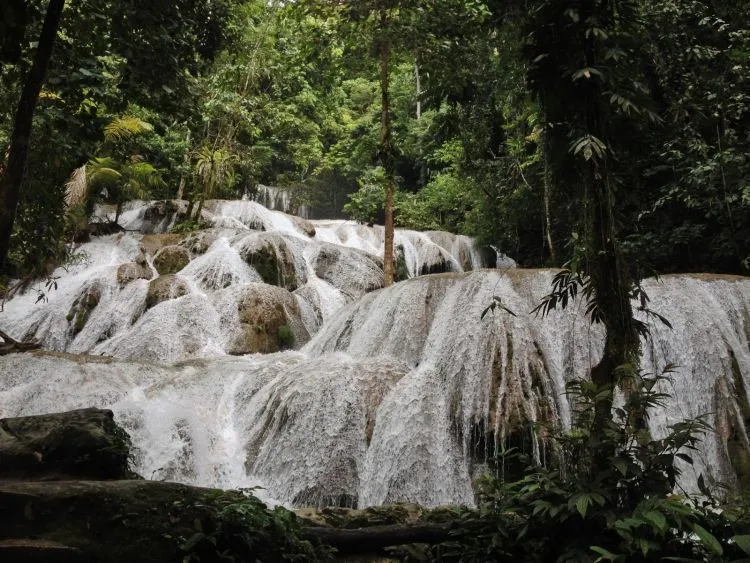 15 Destinasi Air Terjun yang Harus Kamu Kunjungi di Seluruh Indonesia 16