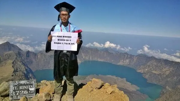 9 Pose dan Tema yang Bisa Membuat Foto Wisudamu Beda dari Biasa 11