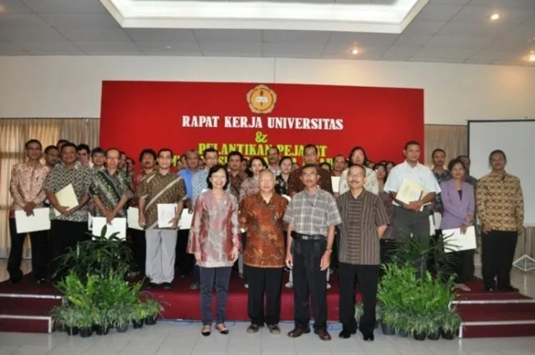 Gelar Sarjana Tak Boleh Menjadikanmu Jemawa. Di Baliknya, Ada Orang-Orang Ini yang Juga Berjasa 10