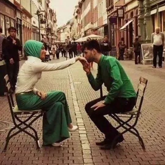 10 Penampilan yang Membuatmu Tampak Kompak Bersama Pacar, Tanpa Norak Atau Berlebihan 24