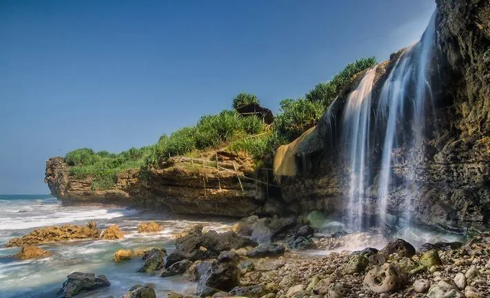 15 Destinasi Air Terjun yang Harus Kamu Kunjungi di Seluruh Indonesia 30
