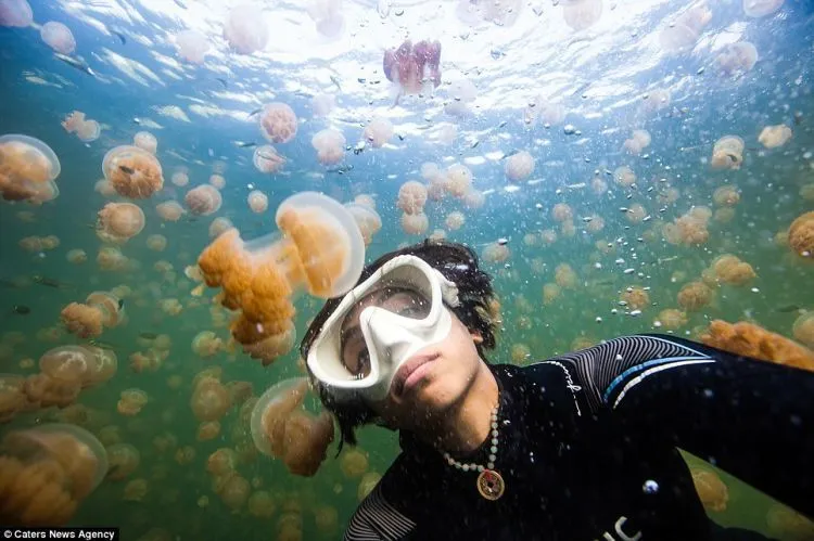 Dari 13 Gaya Selfie Berikut Ini, Manakah yang Sering Kamu Lakukan? 25
