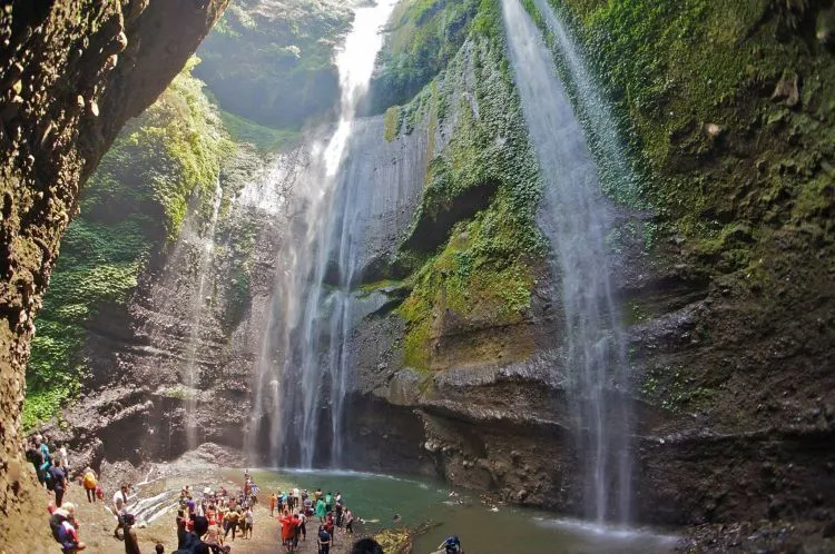 15 Destinasi Air Terjun yang Harus Kamu Kunjungi di Seluruh Indonesia 21