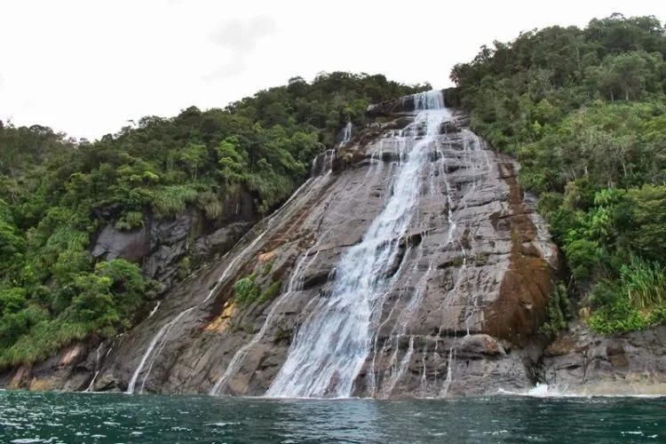 15 Destinasi Air Terjun yang Harus Kamu Kunjungi di Seluruh Indonesia 18