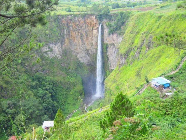 15 Destinasi Air Terjun yang Harus Kamu Kunjungi di Seluruh Indonesia 24