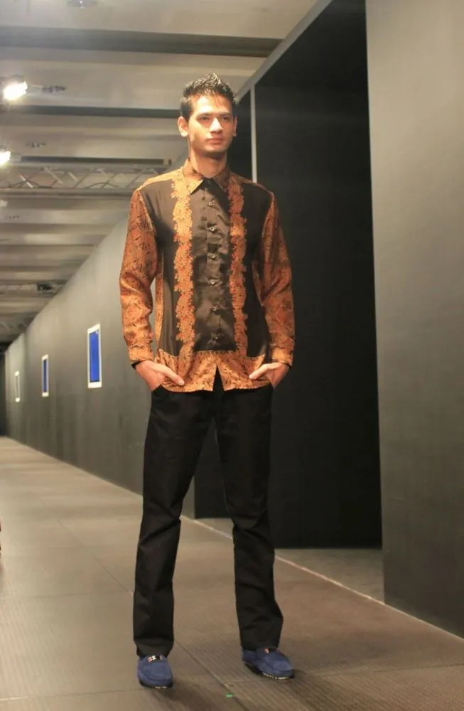 Mau Pakai Batik Tanpa Terlihat Lebih Tua? 8 Style yang Anak Muda Banget Ini Bisa Kamu Coba 16