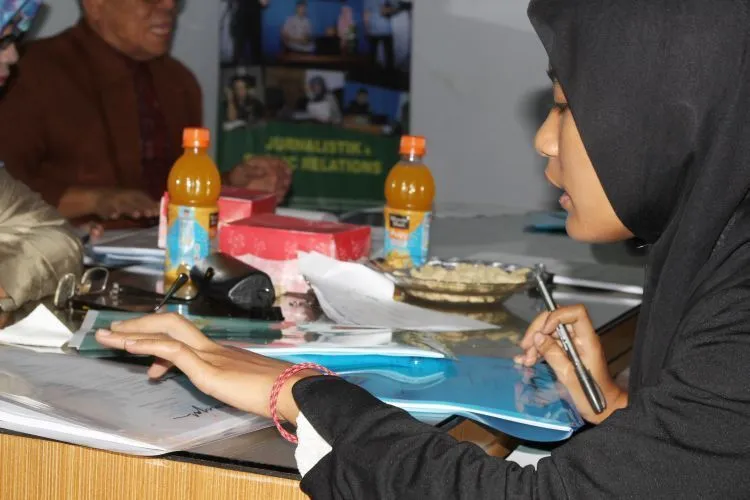 Dosen Pembimbing Skripsi Itu Seperti Gebetan. Kamu Bisa Meluluhkan Hatinya Lewat 6 Langkah Pendekatan 9