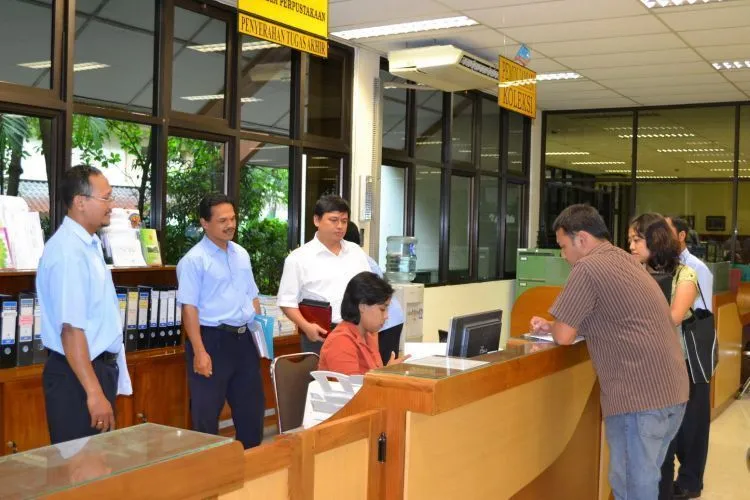 Gelar Sarjana Tak Boleh Menjadikanmu Jemawa. Di Baliknya, Ada Orang-Orang Ini yang Juga Berjasa 9