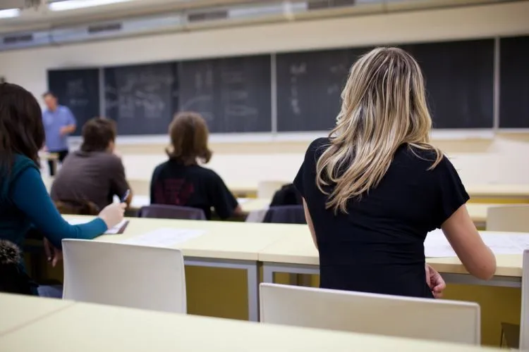 10 Tips Mengatasi Rasa Kantuk Saat Kuliah di Kelas yang Membosankan 12