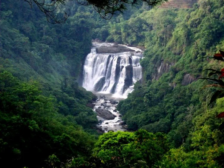 15 Destinasi Air Terjun yang Harus Kamu Kunjungi di Seluruh Indonesia 28