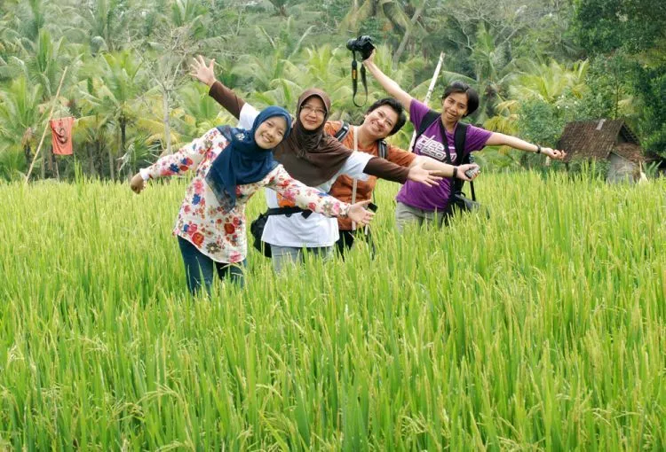 9 Profesi (Selain Traveler) yang Akan Rela Membayarmu Menyaksikan Indahnya Indonesia 14
