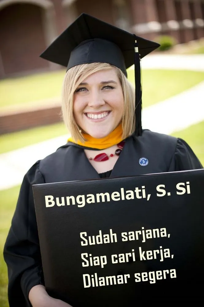 9 Pose dan Tema yang Bisa Membuat Foto Wisudamu Beda dari Biasa 17