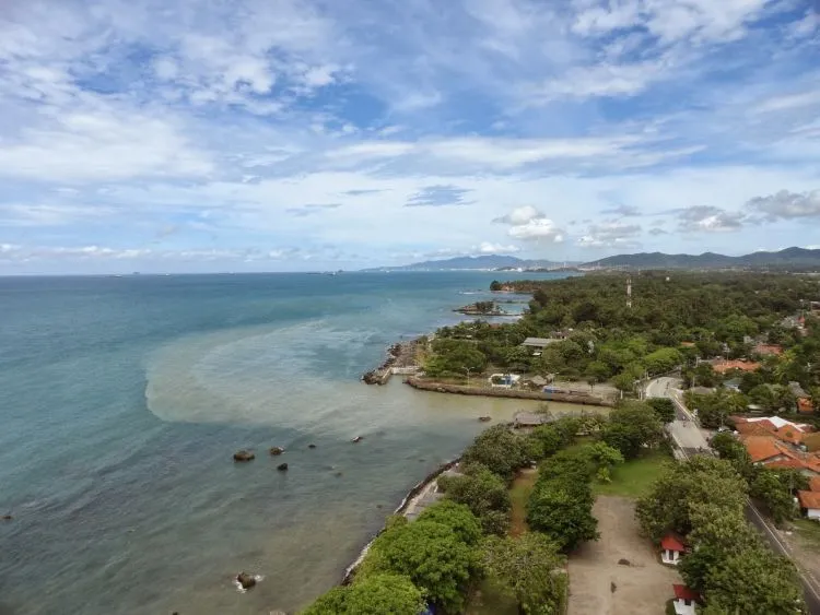 Daftar Pantai dengan Mercusuar di Indonesia, Wisatamu Nggak Hanya Sekadar Main Air 9