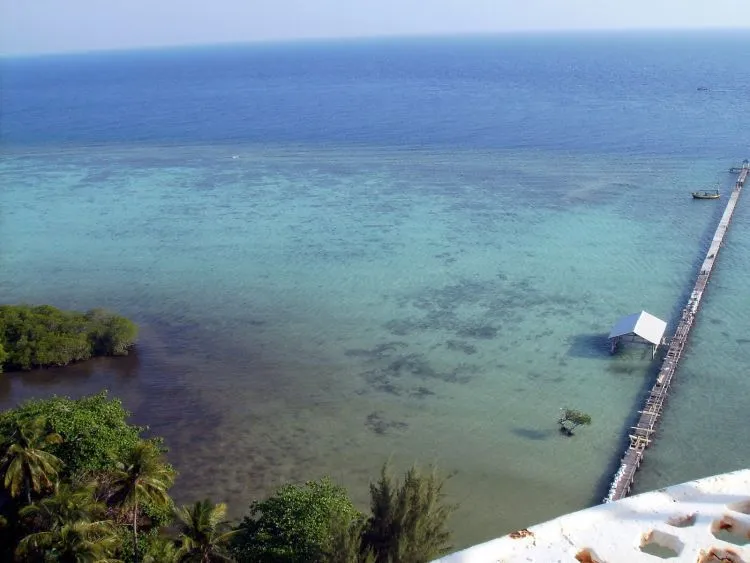 Daftar Pantai dengan Mercusuar di Indonesia, Wisatamu Nggak Hanya Sekadar Main Air 14