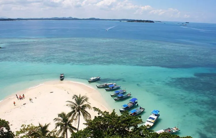 Daftar Pantai dengan Mercusuar di Indonesia, Wisatamu Nggak Hanya Sekadar Main Air 10