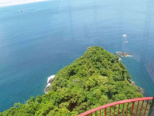 Daftar Pantai dengan Mercusuar di Indonesia, Wisatamu Nggak Hanya Sekadar Main Air 12
