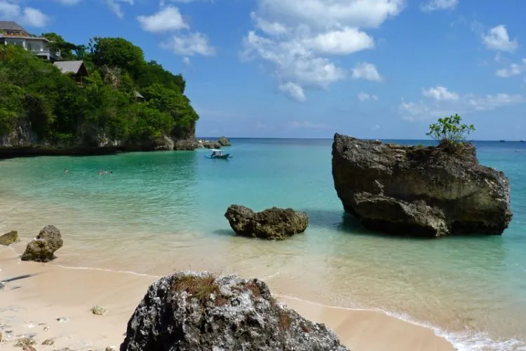 7 Nirwana yang Terekam Dalam Video Klip Ini Memang Layak Kamu Kunjungi, Segera! 14