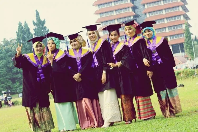 Berbagai Gejolak Rasa Yang Kamu Alami Saat Melihat Teman Satu Angkatan Wisuda 15