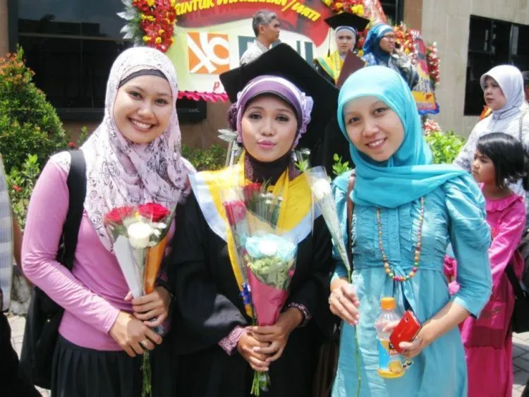 Berbagai Gejolak Rasa Yang Kamu Alami Saat Melihat Teman Satu Angkatan Wisuda 25