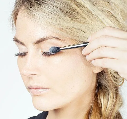 10 Make-up Hacks Canggih Ini Membuat Keribetanmu Berdandan Resmi Pergi! 21