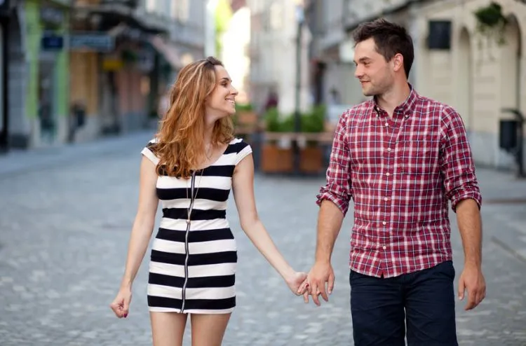 Walau Sifat Romantis Jauh dari Sosoknya, Ini Kenapa Cowok Simpel adalah Pasangan yang Menggenapkan 15 dia mencintaimu apa adanya