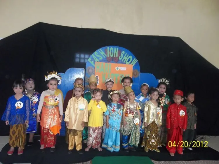 7 Alasan Kenapa Hari Kartini Identik Dengan Pakaian Adat 12